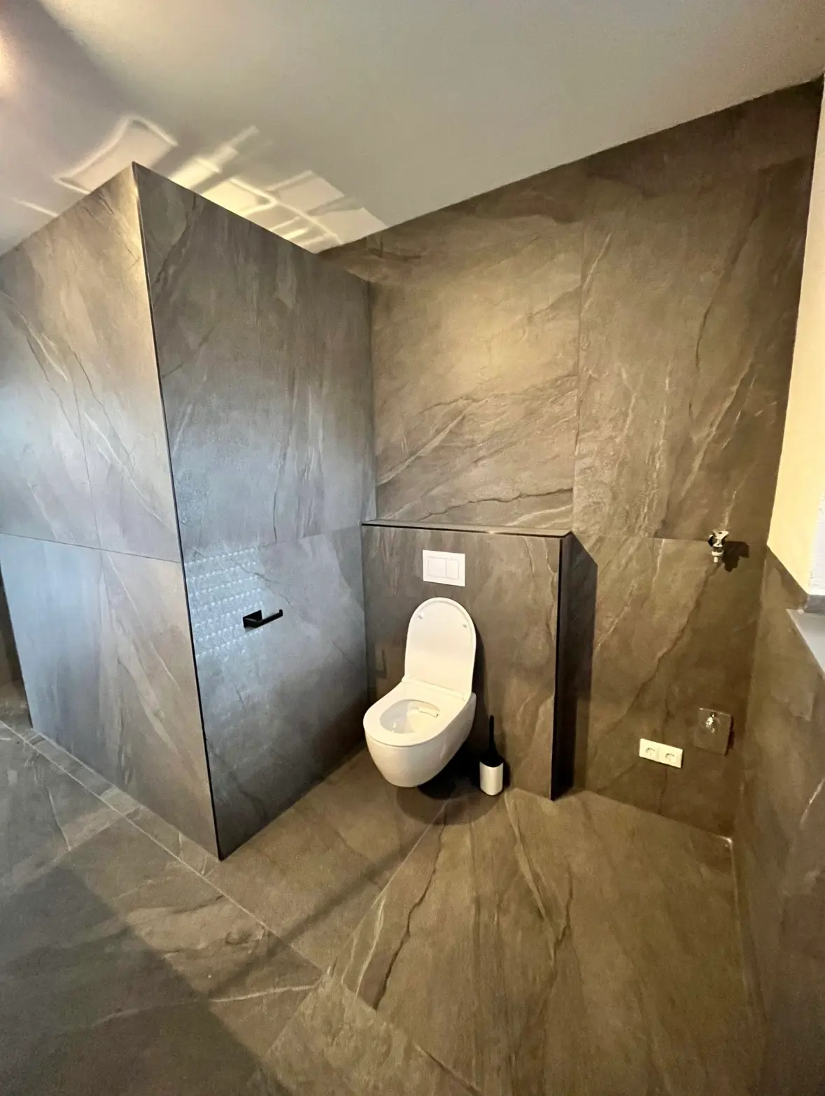Modernes Bad Steinoptik dunkel WC Rottenburg – Stumpp Fliesen